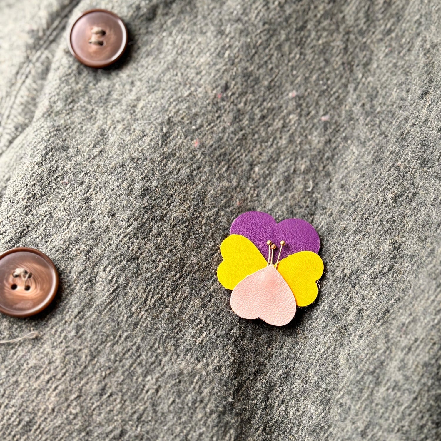 broche sur veste