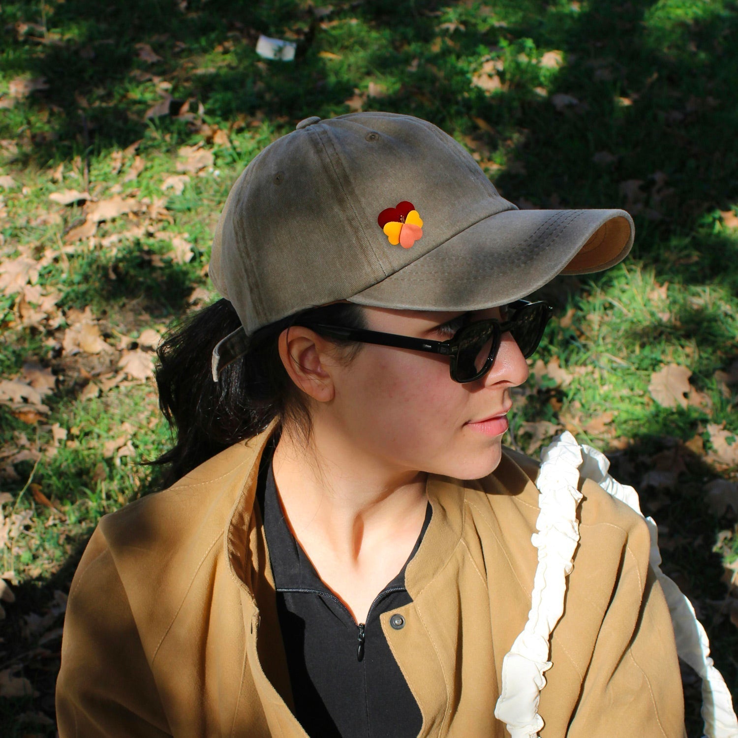 broche en cuir sur casquette