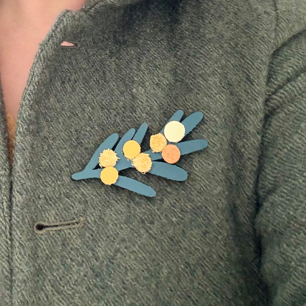 broche mimosa en cuir