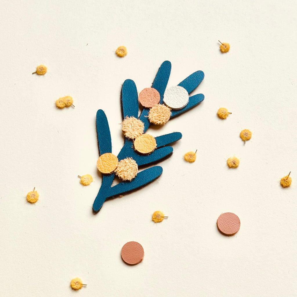 broche mimosa en cuir